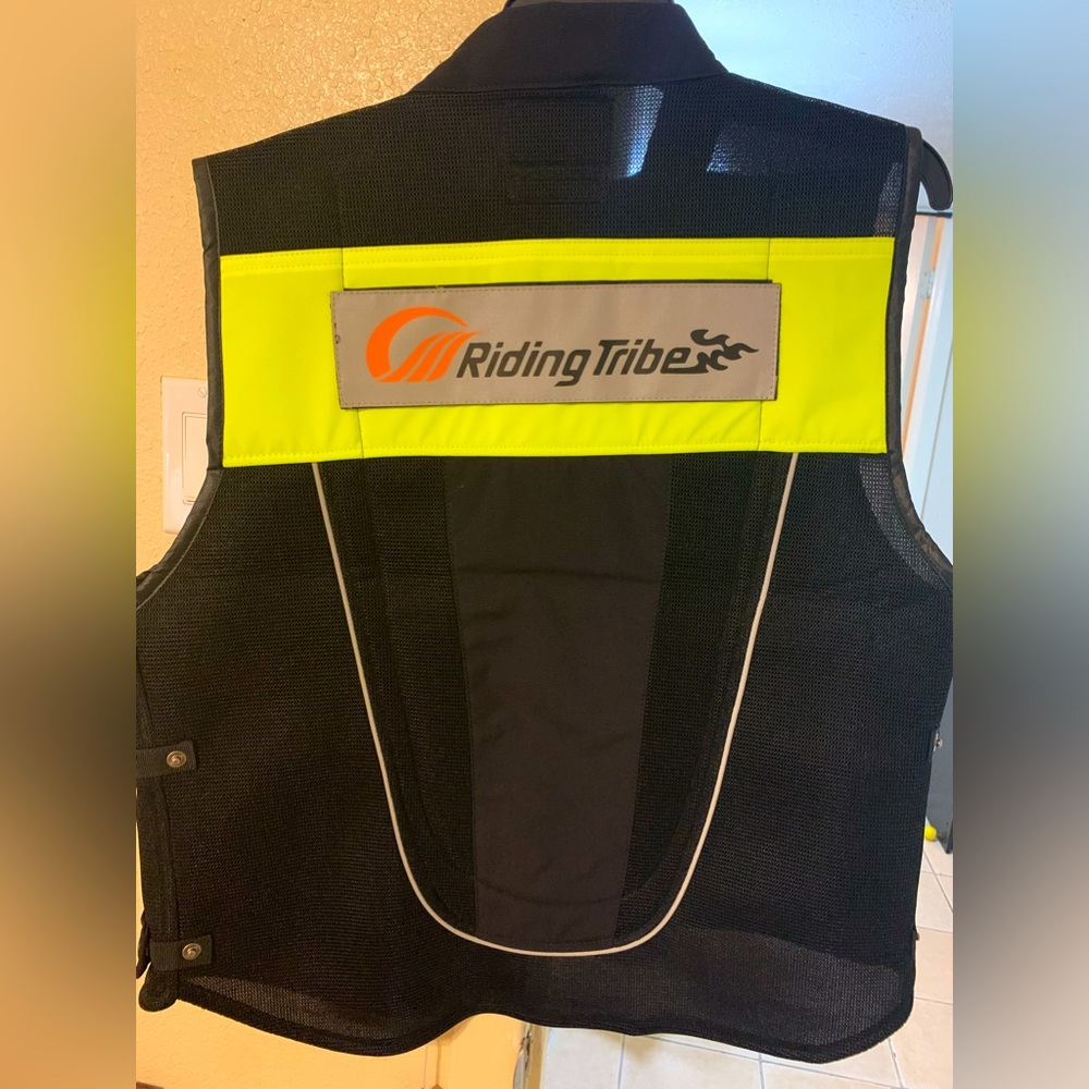 Riding vest for motocycle xl size color black and green..!!